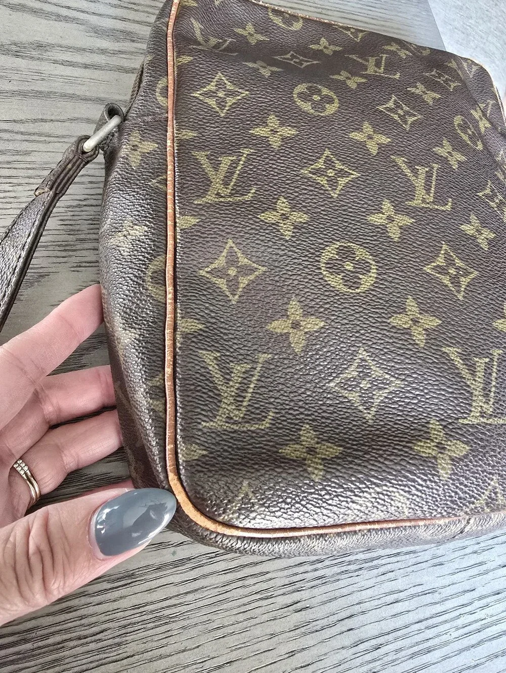 Authentic Louis Vuitton Monogram Canvas Messenger Bag in Brown